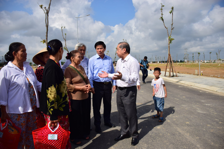 Ông Phan Ngọc Thọ - Chủ tịch UBND tỉnh Thừa Thiên Huế giới thiệu cho bà con nơi ở mới tại Khu tái định cư phường Hương Sơ TP. Huế Ông Phan Ngọc Thọ - Chủ tịch UBND tỉnh Thừa Thiên Huế giới thiệu cho bà con nơi ở mới tại Khu tái định cư phường Hương Sơ TP. Huế