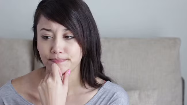 Bữa tiệc sinh nhật của vợ sắp diễn ra, nhưng vừa nghe cuộc điện thoại nhờ vả từ cô bạn thân, chồng tôi đã nhanh chóng đáp lời đồng ý và chạy xe đến đưa cô ấy đi tiếp rượu đối tác - Ảnh 2.