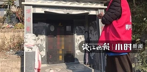 Khu mộ vợ ông Vương bị kẻ trộm đào lấy tài sản. Ảnh: Qianjiang news.