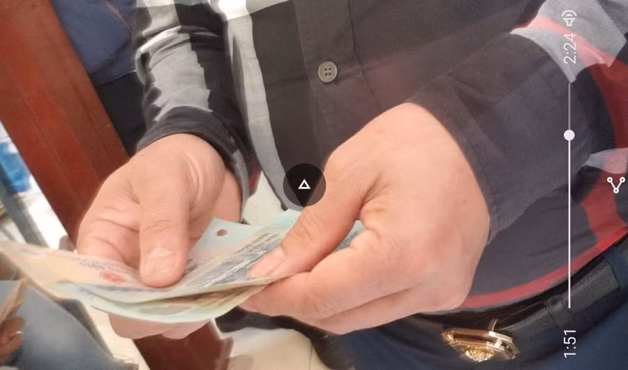 Sau khi buổi đấu giá kết thúc, các khách hàng tham dự phiên đấu giá sẽ được nhóm đối tượng chia cho 1,2 trệu đồng mỗi "phiếu".