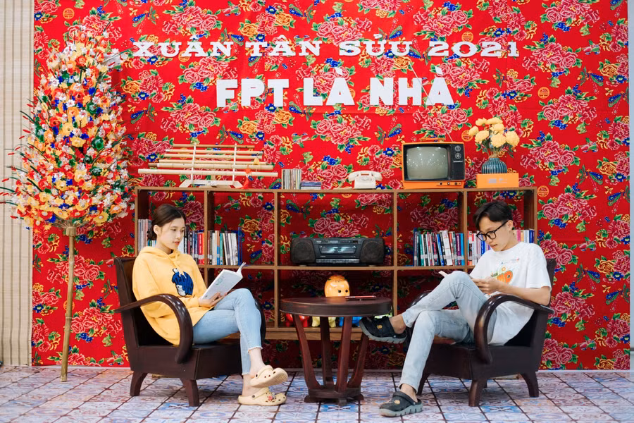 Các sinh viên tại khu vực trang trí Tết xưa.