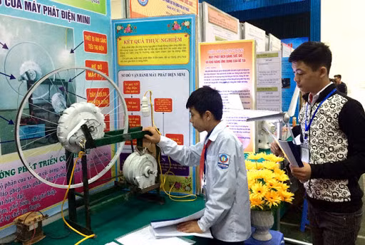 Máy phát điện mini hoạt động cảm ứng điện từ (học sinh Trường THCS Bình Thành, Đinh Hóa, Thái Nguyên)