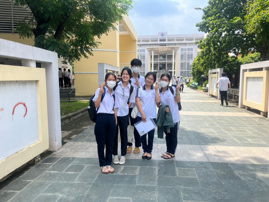 Các thí sinh tại điểm thi THPT Chuyên Lương Thế Vinh vui vẻ rời phòng thi. Các thí sinh tại điểm thi THPT Chuyên Lương Thế Vinh vui vẻ rời phòng thi.