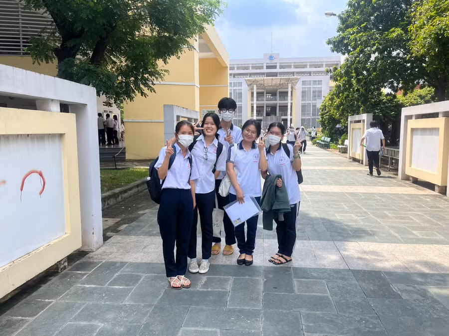 Các thí sinh tại điểm thi THPT Chuyên Lương Thế Vinh vui vẻ rời phòng thi.