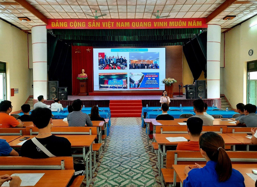 Những chia sẻ, trao đổi, lời khuyên từ các chuyên gia, đại diện doanh nghiệp là những thông tin rất hữu ích đối với sinh viên.