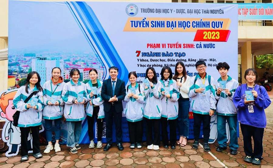 Trường Đại học Y - Dược đồng hành cùng học sinh làm tốt công tác định hướng nghề nghiệp.