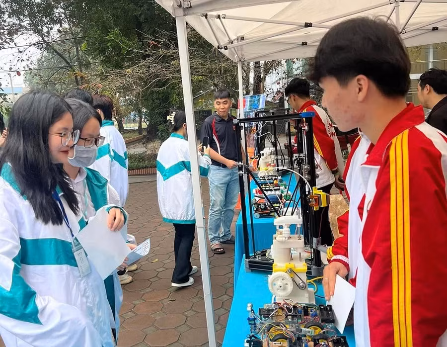 Trường Đại học Kỹ thuật Công nghiệp tham gia tư vấn hướng nghiệp tại trường THPT Lương Ngọc Quyến.