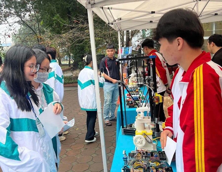 Trường Đại học Kỹ thuật Công nghiệp tham gia tư vấn hướng nghiệp tại trường THPT Lương Ngọc Quyến.