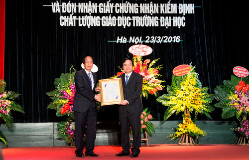 Đ/c Phùng Xuân Nhạ, Ủy viên BCH Trung ương Đảng, Giám đốc ĐHQG Hà Nội trao Giấy chứng nhận đạt chuẩn cho đại diện nhà trường.