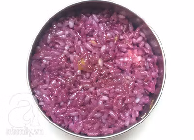 Sử dụng khuôn tròn đế rời nhỏ, đặt lên đĩa. Nén xôi vào khuôn, chỉ nén xôi chừng 1/2 khuôn.