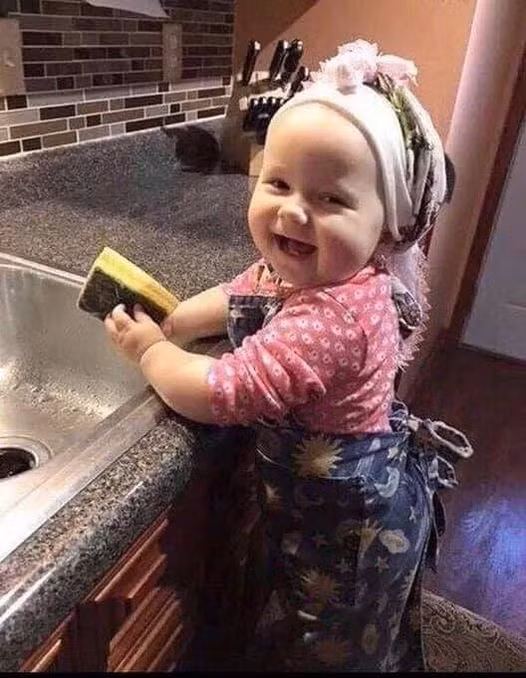 Mỗi lứa tuổi này là thích rửa bát đĩa! Ảnh MXH.