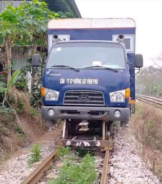 Siêu xe. Lần đầu tiên thấy ô tô bánh sắt bà con ạ! Ảnh MXH.