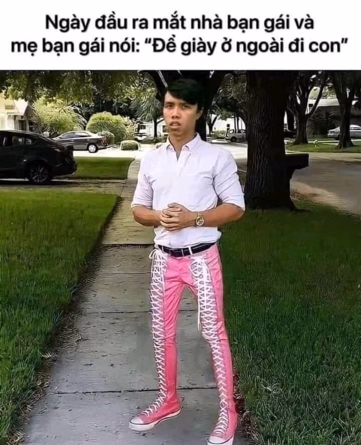 Ngày đầu ra mắt nhà bán gái. Mẹ bạn gái bảo: "Bỏ giày ở ngoài đi con!". Ảnh MXH.