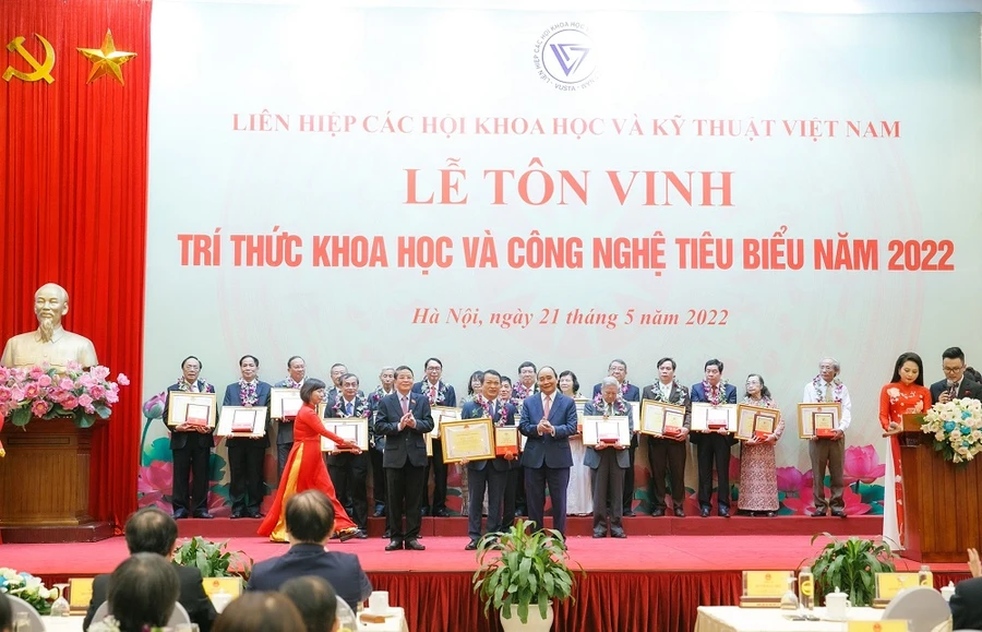 Chủ tịch nước Nguyễn Xuân Phúc và TS. Phan Xuân Dũng – Chủ tịch Liên hiệp các hội khoa học và kỹ thuật Việt Nam trao tặng biểu trưng và bằng khen cho GS.TS Phạm Hồng Quang