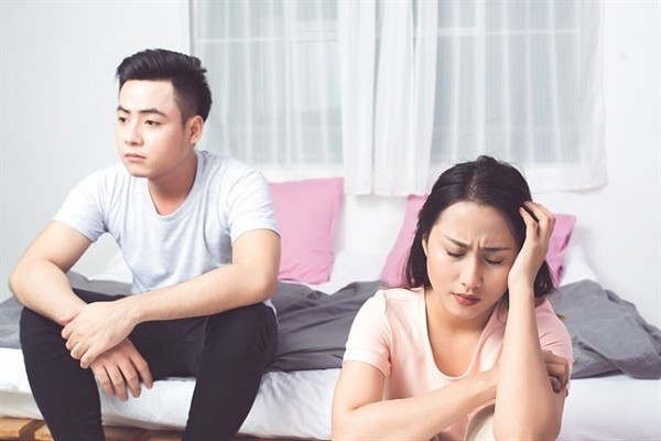 Hành động tố chàng đang ghen “tím mặt” nhưng chẳng nói ra