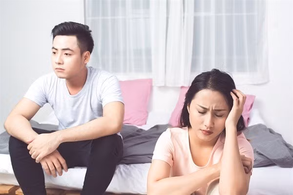 Hành động tố chàng đang ghen “tím mặt” nhưng chẳng nói ra