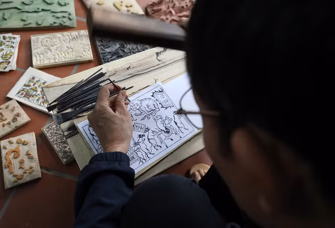 Nghệ nhân Đông Hồ làm tranh Tết