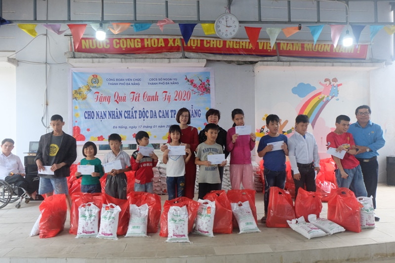 100 suất quà Tết được đại diện lãnh đạo Công đoàn viên chức TP Đà Nẵng và Công đoàn cơ sở Sở Ngoại vụ TP trao cho các nạn nhân.