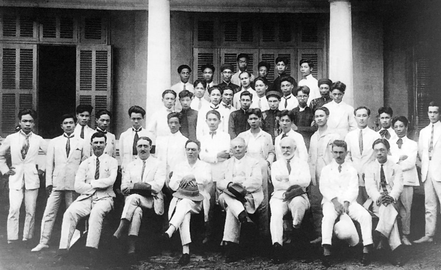 Hiệu trưởng Victor Tardieu (ngồi thứ 4 từ trái qua), họa sư Nam Sơn (ngồi đầu tiên bên phải) cùng thầy trò và sinh viên Trường Mỹ thuật Đông Dương. Hiệu trưởng Victor Tardieu (ngồi thứ 4 từ trái qua), họa sư Nam Sơn (ngồi đầu tiên bên phải) cùng thầy trò và sinh viên Trường Mỹ thuật Đông Dương.