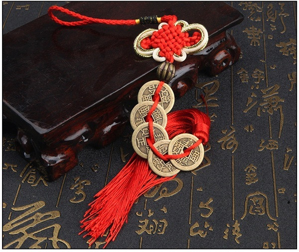 Tại cung Tây của phòng khách treo 1 chuỗi đồng tiền lớn tăng vượng khí tài lộc, hoặc treo 1 bức tranh gia đình quây quần tăng sự yêu thương cho cả nhà ngày tết . Cách sắp xếp các vật phẩm phong thủy đón lộc về nhà trong ngày Tết