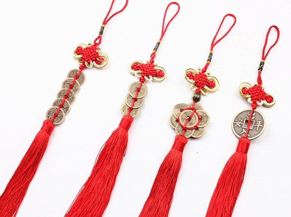 Tại trung cung tức là trên trần chính giữa phòng khác, treo 3 hoặc 6 chuỗi đồng tiền (bằng đồng hoặc bạc) tăng mạnh vượng khí về kinh doanh làm ăn. Cách sắp xếp các vật phẩm phong thủy đón lộc về nhà trong ngày Tết