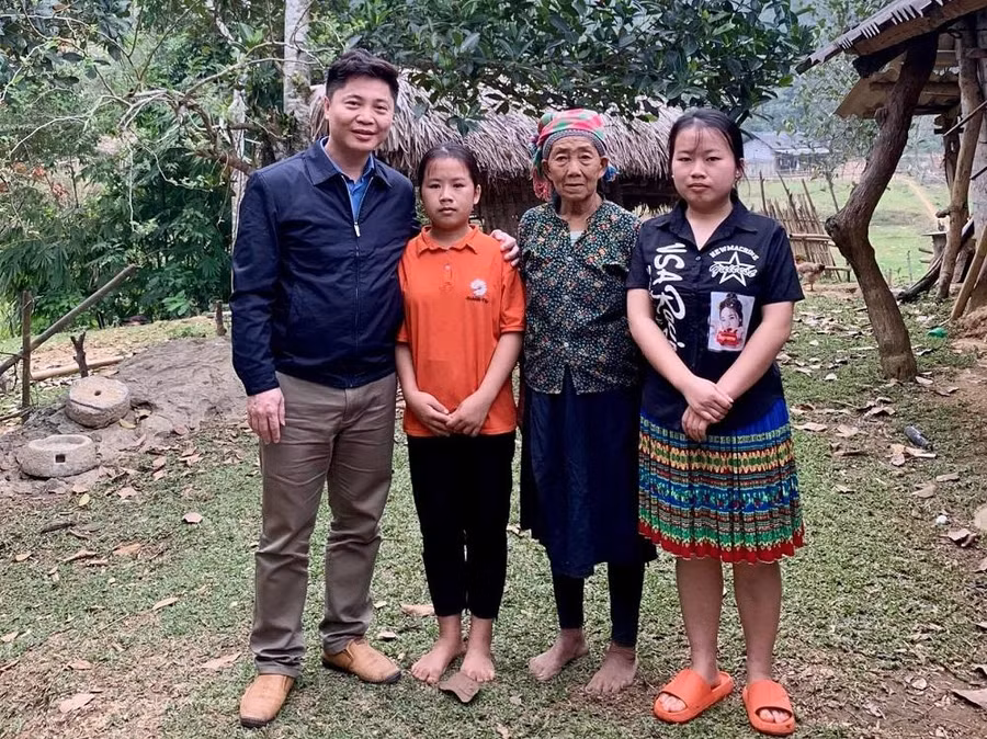 Thầy giáo Lê Thành Tuyên (ngoài cùng bên trái) thăm hỏi gia đình học sinh có hoàn cảnh khó khăn.