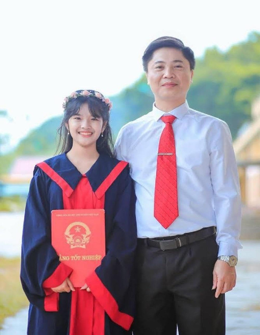 Thầy giáo Lê Thành Tuyên cùng học trò của mình.