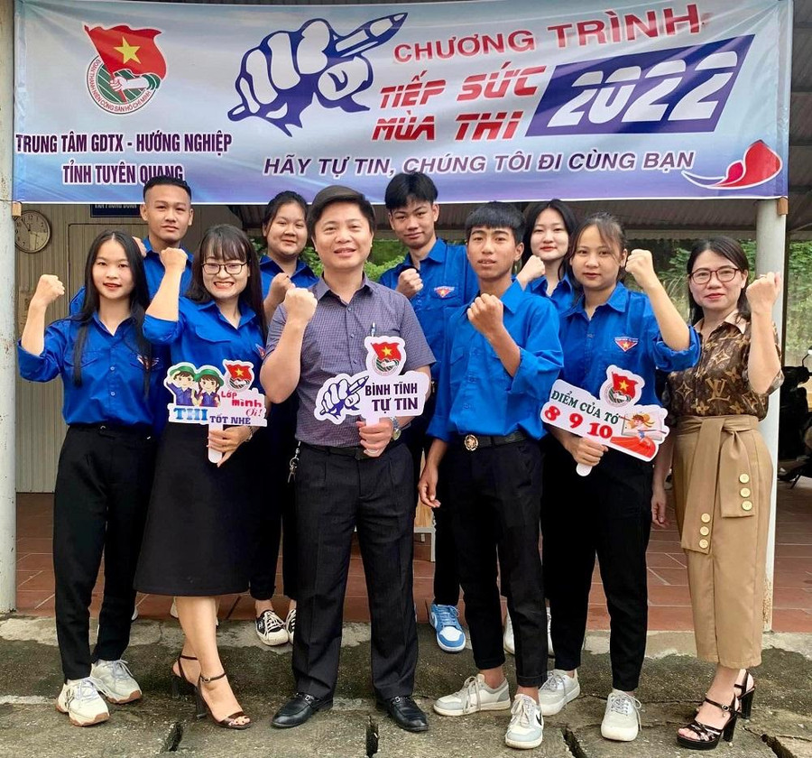 Thầy Tuyên cùng đội tình nguyện tiếp sức mùa thi Trung tâm GDTX- Hướng nghiệp tỉnh Tuyên Quang.