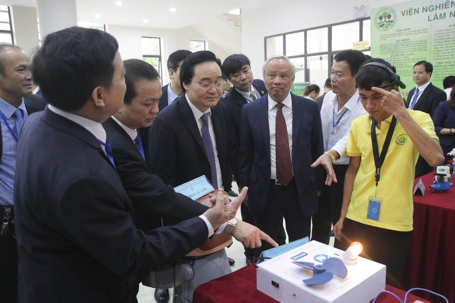 Đồng chí Uông Chu Lưu - Phó Chủ tịch Quốc hội, GS.TS Phùng Xuân Nhạ - Bộ trưởng Bộ GD&ĐT, GS.TS Phạm Hồng Quang – Giám đốc Đại học Thái Nguyên tham quan gian hàng triển lãm các sản phẩm KHCN của ICTU nhân kỷ niệm 25 năm ngày thành lập Đại học Thái Nguyên.