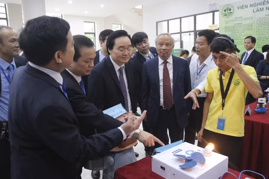 Đồng chí Uông Chu Lưu - Phó Chủ tịch Quốc hội, GS.TS Phùng Xuân Nhạ - Bộ trưởng Bộ GD&ĐT, GS.TS Phạm Hồng Quang – Giám đốc Đại học Thái Nguyên tham quan gian hàng triển lãm các sản phẩm KHCN của ICTU nhân kỷ niệm 25 năm ngày thành lập Đại học Thái Nguyên.