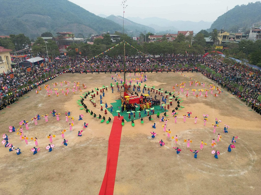 Lễ hội Lồng Tông năm 2023 tại Tuyên Quang thu hút đông đảo bà con và du khách thập phương về tham dự.