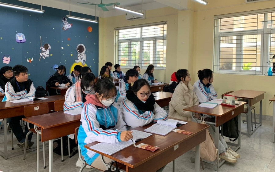 Học sinh trường THPT Chuyên Thái Nguyên luôn duy trì nề nếp, kỷ cương học tập tốt.