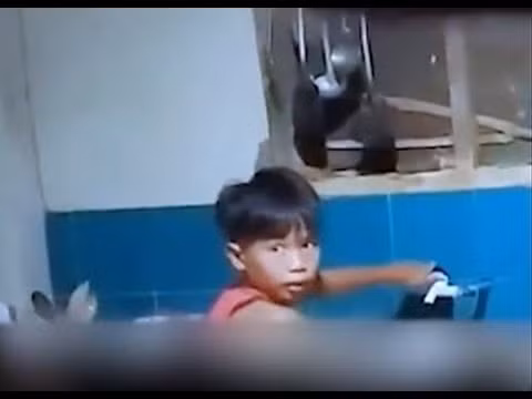Clip: "Chết cười" cậu bé vừa rửa bát vừa sợ ma