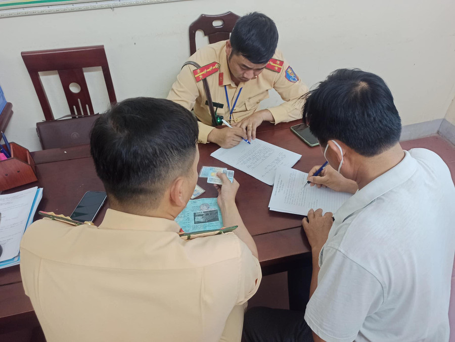Tài xế Nguyễn Thành T. (áo trắng) làm việc với cơ quan công an. Tài xế Nguyễn Thành T. (áo trắng) làm việc với cơ quan công an.