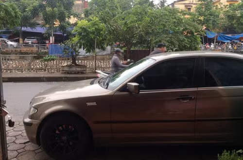 Tiền tỷ ngay trước cửa nhưng gia chủ chẳng vui chút nào.