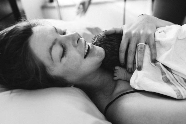 Biểu cảm của mẹ khi đẻ rồi mới biết giới tính con trái ngược hoàn toàn với kết quả siêu âm