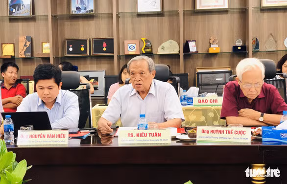 Bỏ ra ngàn tỉ xây chùa nhưng không ai xây trường học - Ảnh 1.
Ông Kiều Tuân phát biểu tại tọa đàm - Ảnh: M.G.