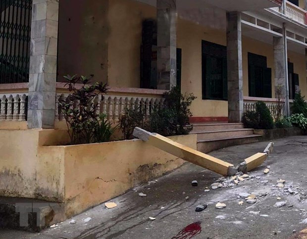 Hiện trường vụ việc tại trường Trung học cơ sở thị trấn Đà Bắc. (Ảnh: Thanh Hải/TTXVN) Bêtông lan can trường học rơi trúng đầu khiến 2 học sinh nhập viện