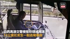 Tài xế mải xem điện thoại, xe buýt đâm sầm vào xe chở thóc