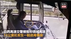 Tài xế mải xem điện thoại, xe buýt đâm sầm vào xe chở thóc