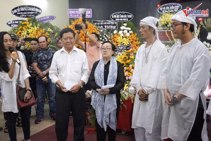 Gia đình Lê Bình tặng gần 300 triệu tiền phúng điếu cho bệnh nhân nghèo