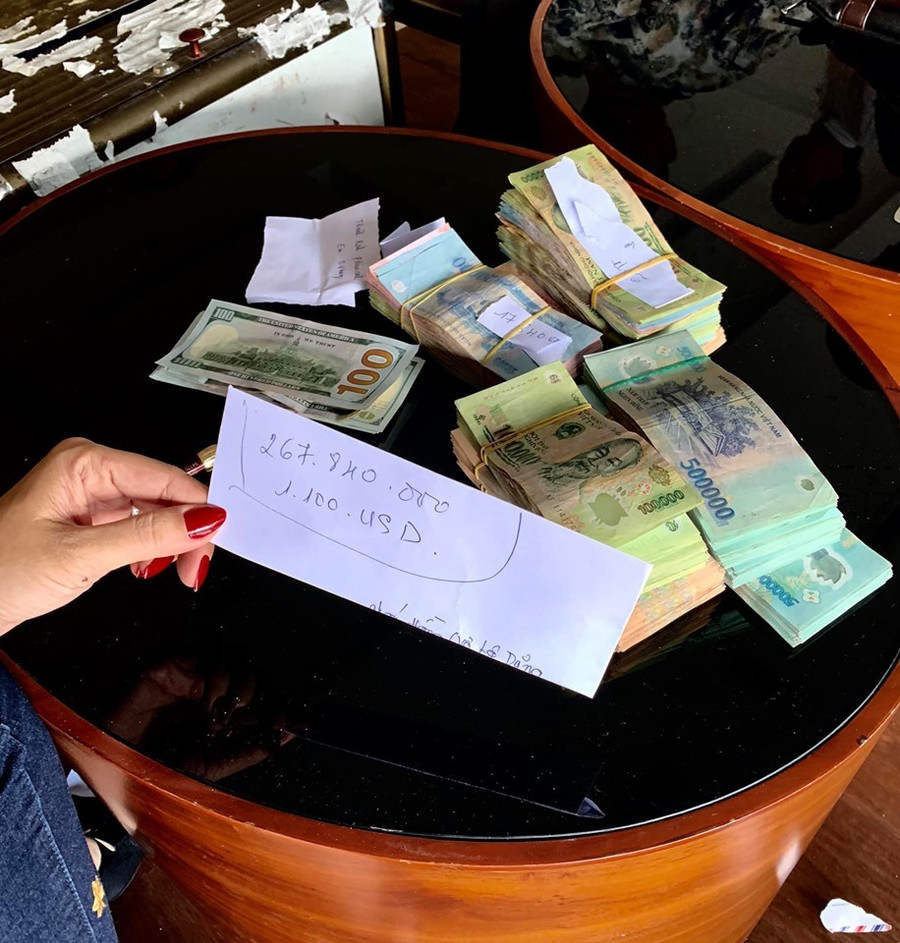 Trịnh Kim Chi cho biết tổng số tiền phúng điếu gần 300 triệu đồng. Gia đình Lê Bình tặng gần 300 triệu tiền phúng điếu cho bệnh nhân nghèo