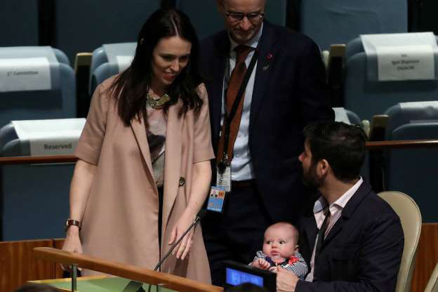 Thủ tướng Ardern xuất hiện cùng hôn phu và con gái tại Hội nghị Cấp cao Hòa bình Nelson Mandela.