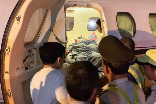 Nghiêm được đưa đi nước ngoài chữa trị. Ảnh: Văn Đại.