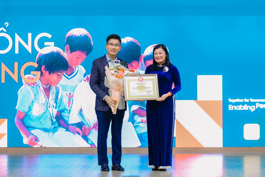 Bà Mai Thị Thuý Nga, Phó Chủ tịch HĐND tỉnh đã trao Bằng khen cho Công ty TNHH Samsung Electronics Việt Nam, tỉnh Thái Nguyên đã có những thành tích cực trong phong trào thi đua khuyến học, khuyến tài, xây dựng xã hội học tập 2023.