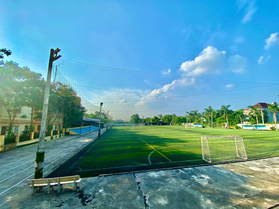Sân bóng trong khuôn viên trường.