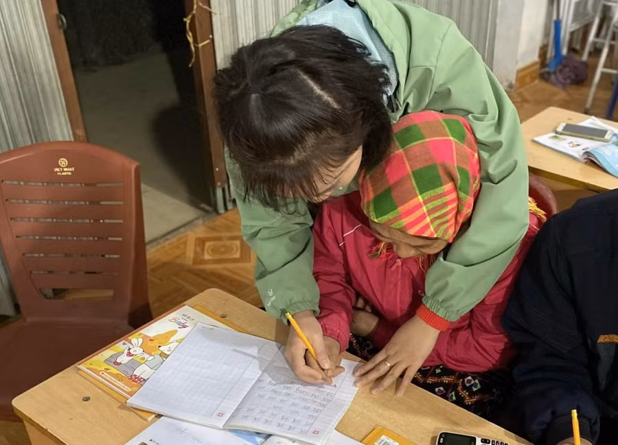 Các thầy cô giáo luôn tận tình hướng dẫn các học viên lớp xoá mù chữ.