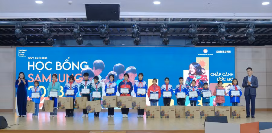 Thái Nguyên trao học bổng "Chắp cánh ước mơ Samsung” cho học sinh vượt khó.