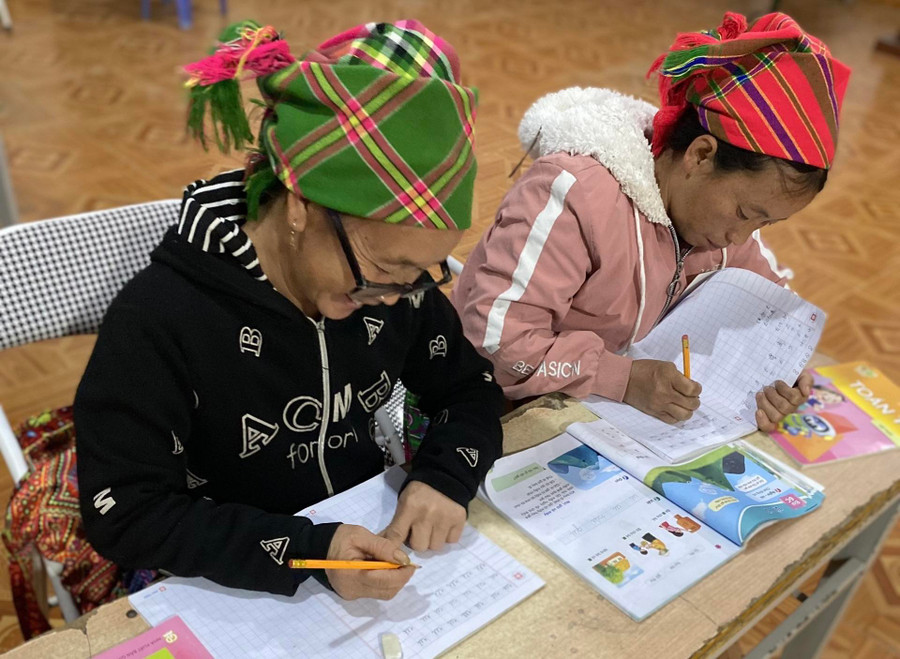 Mặc dù đã lớn tuổi nhưng các học viên đều nhiệt tình phấn khởi tham gia lớp học xoá mù chữ. Mặc dù đã lớn tuổi nhưng các học viên đều nhiệt tình phấn khởi tham gia lớp học xoá mù chữ.