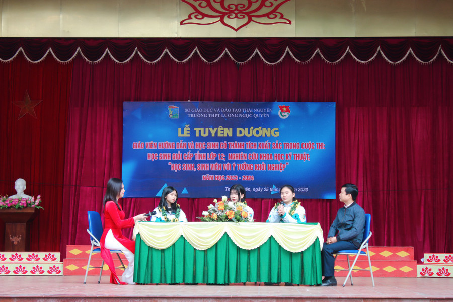 Giáo viên và Học sinh được tuyên dương giao lưu tại chương trình. Giáo viên và Học sinh được tuyên dương giao lưu tại chương trình.